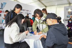 秦祎德为许的老顾客预备了微波炉、电视机等抽